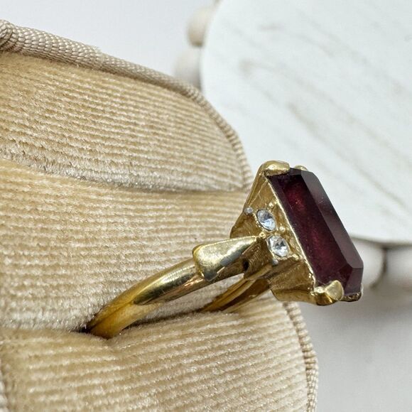 Avon Vtg Plaza IV Amethyst Glass Emerald Cut Cocktail Ring Gold Tone Size 5-6.5 - Picture 9 of 11